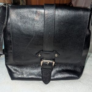 Borse In Pelle Black Leather Messenger Bag with Buckle Closure